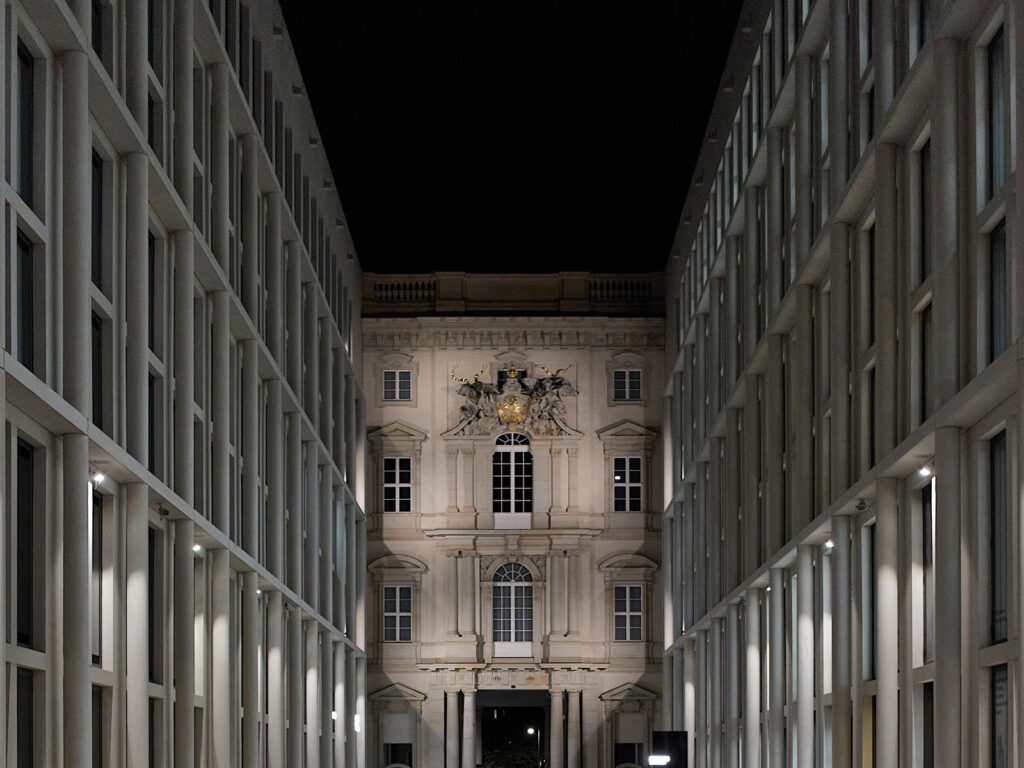 imagen de noche de edificios iluminados